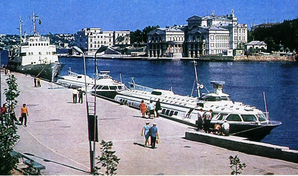 Неопознанное судно - тип Алупка, Комета-17. Книги, фотоальбомы и периодические издания