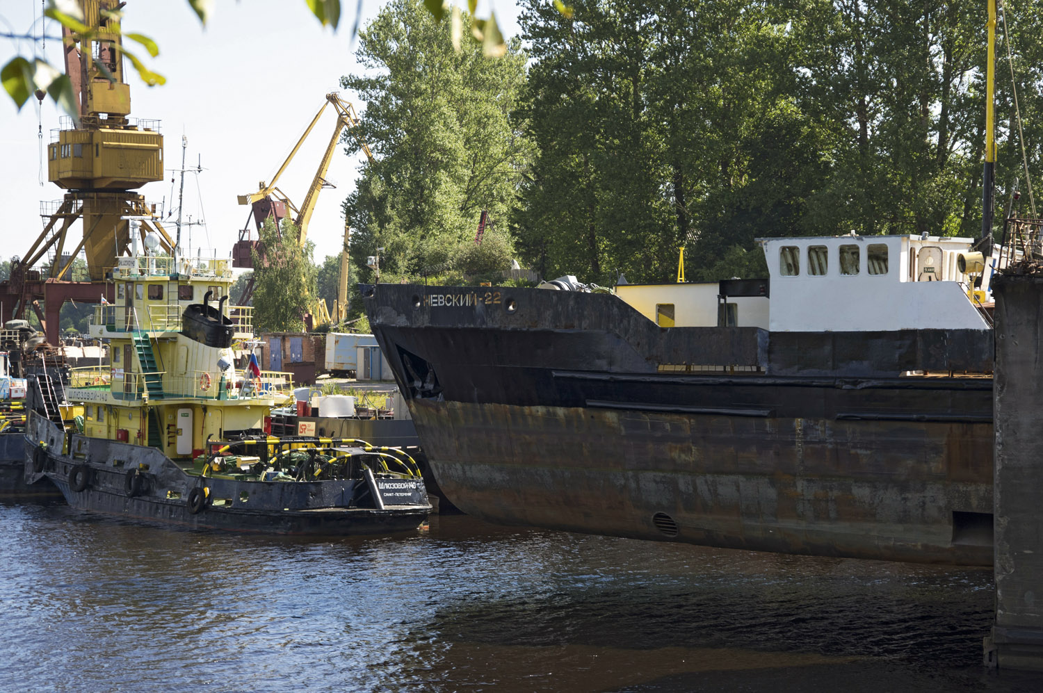 Шлюзовой-140, Невский-22. Vessel superstructures