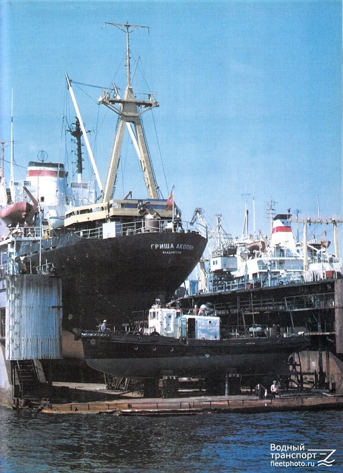 Гриша Акопян. Unidentified ships, Книги, фотоальбомы и периодические издания