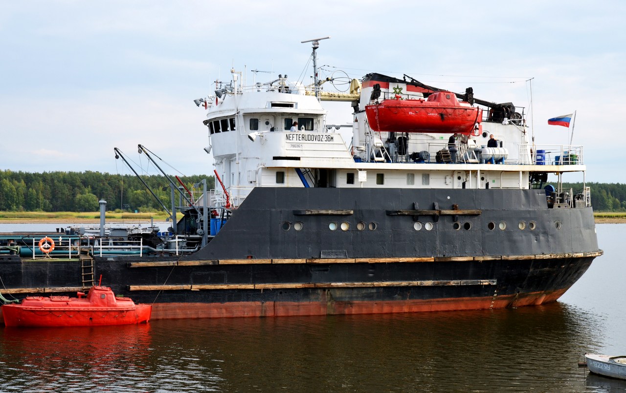 Нефтерудовоз-36М. Vessel superstructures