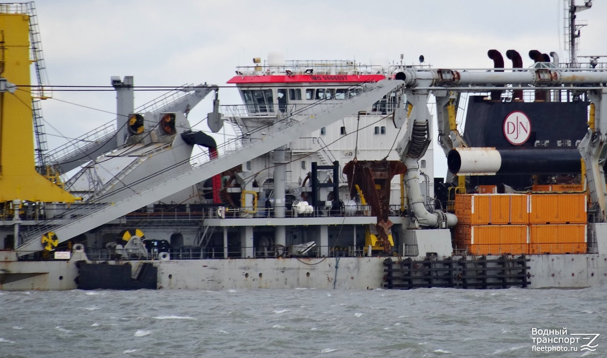 Fernao de Magalhaes. Vessel superstructures