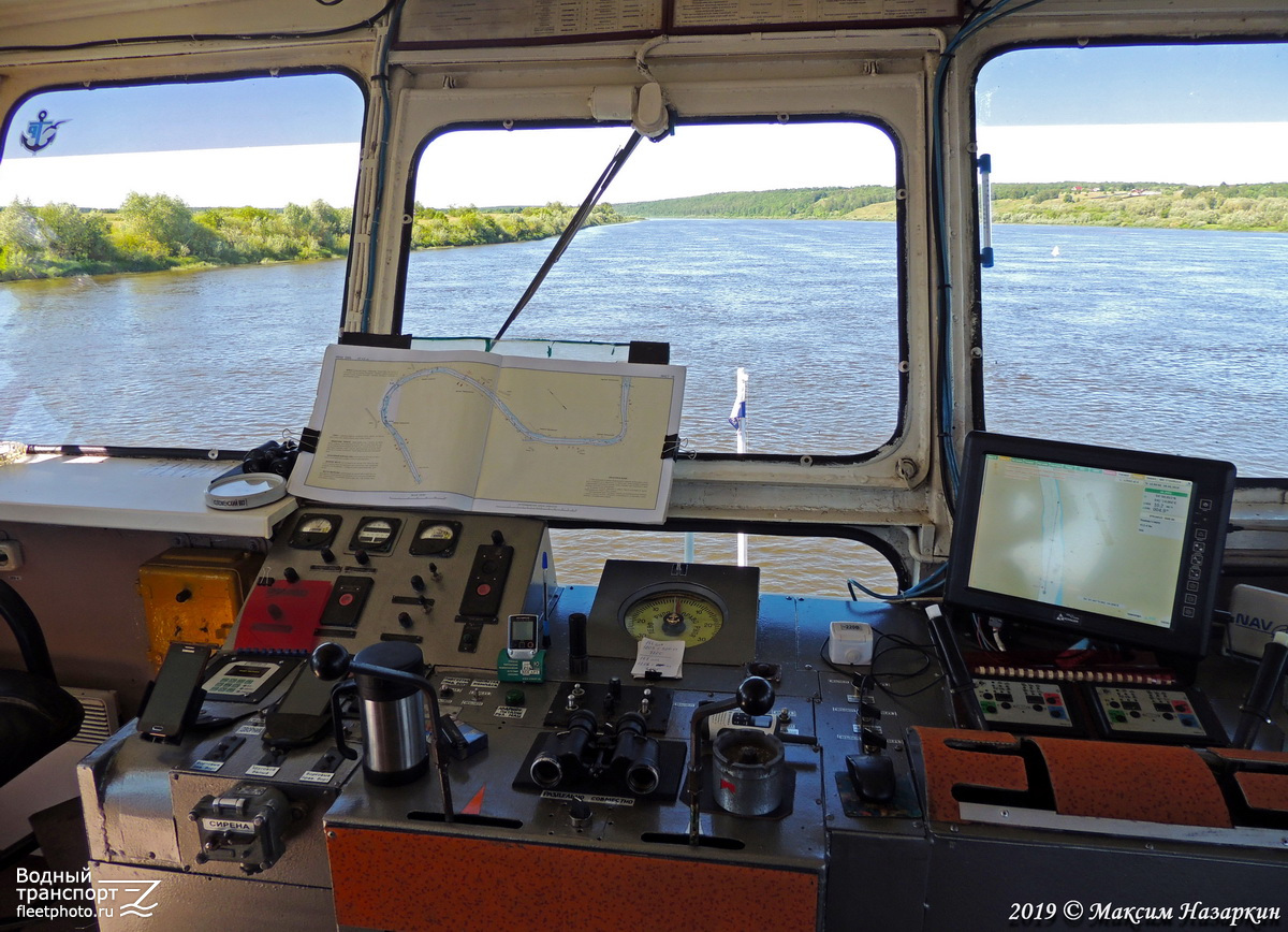 Коломенский-803. Wheelhouses, Control panels, View from wheelhouses and bridge wings