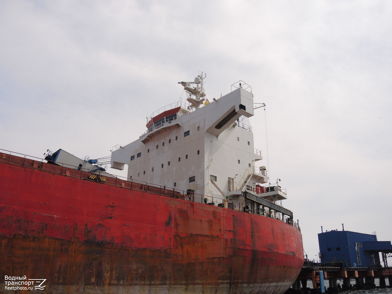 Navios Celestial. Надстройки