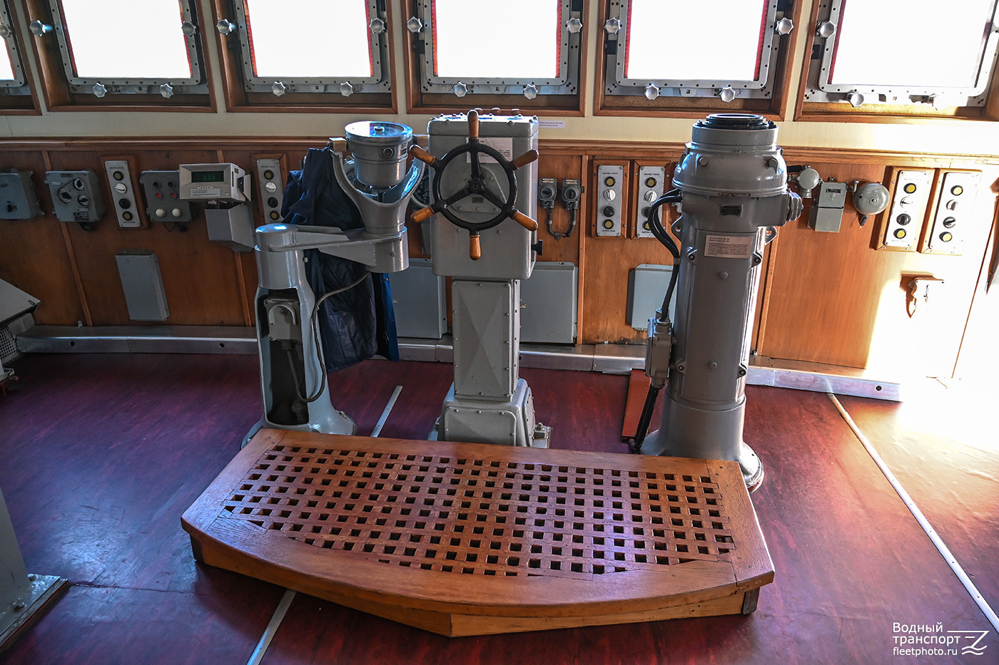 Красин. Wheelhouses, Control panels