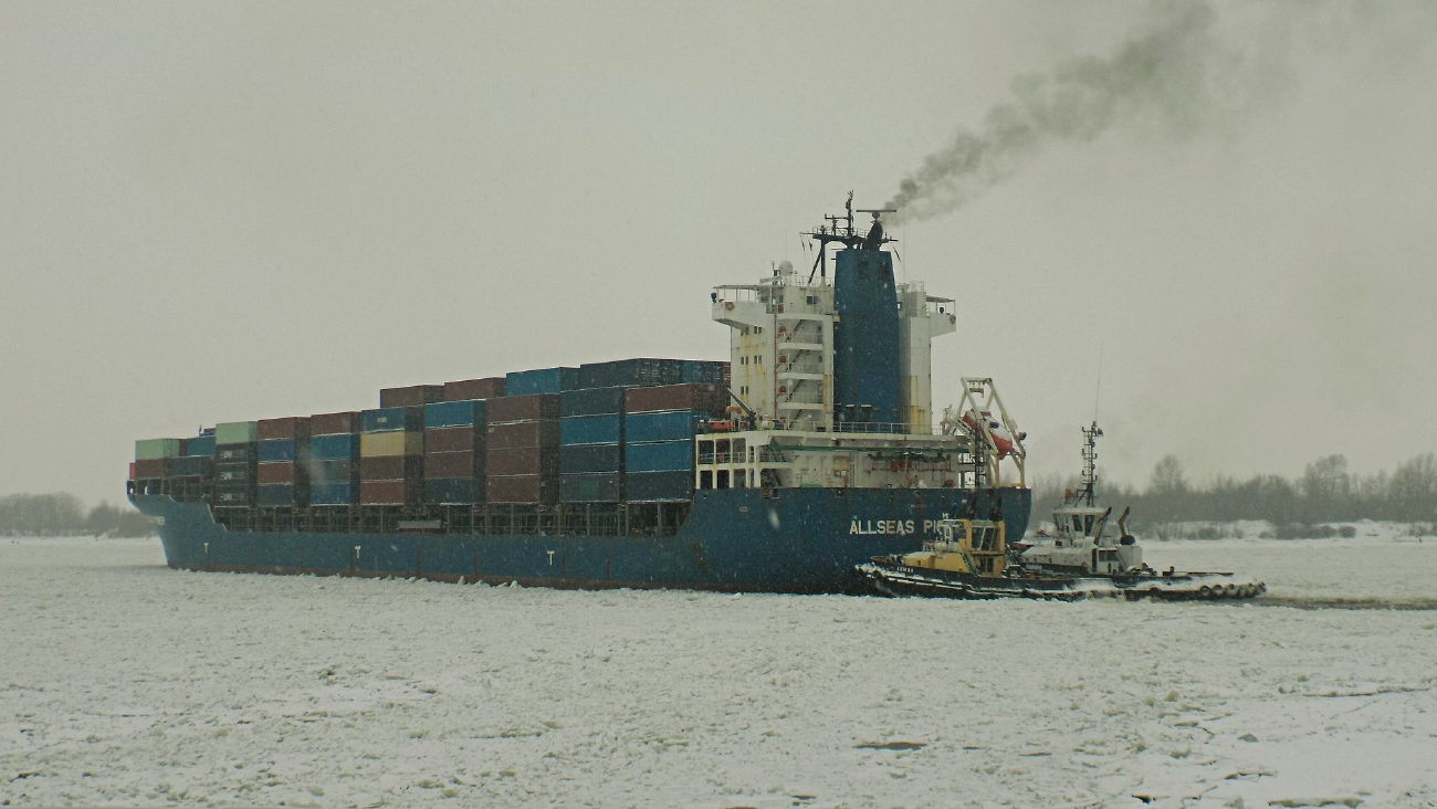 Allseas Pioneer, Акмал, Тайфун