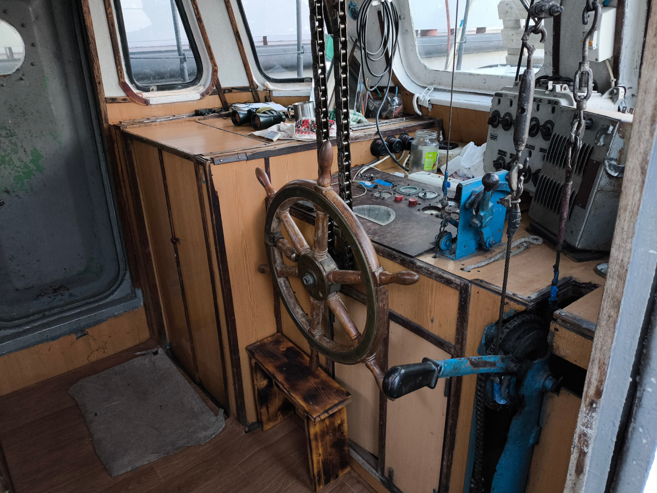 Тунец. Wheelhouses, Control panels