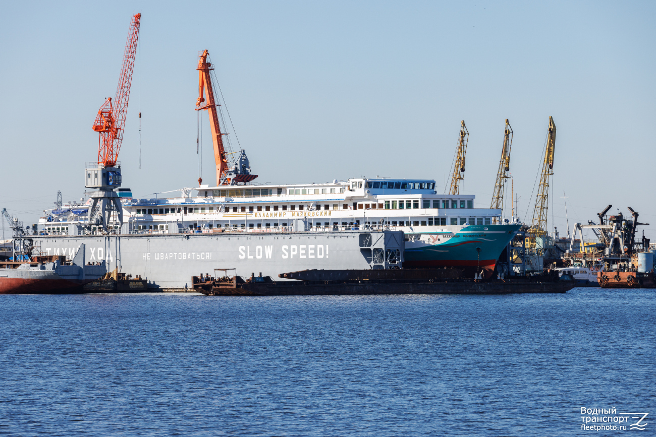Плавдок-808, Баржа-3349, Владимир Маяковский