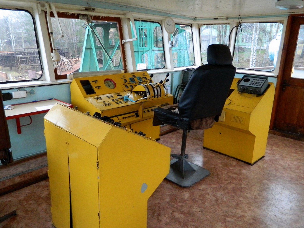 Ока-10. Wheelhouses, Control panels