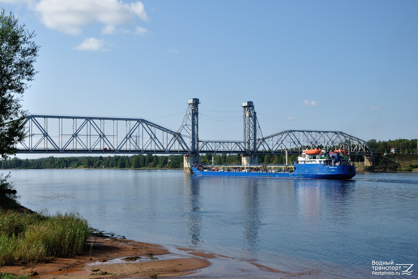 Волгонефть-150. Река Нева