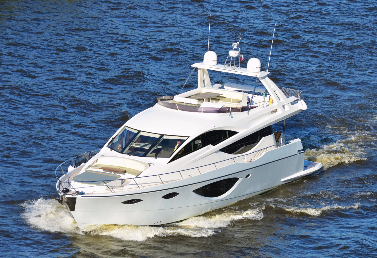 Неопознанное судно - моторная яхта Numarine. Московский бассейн