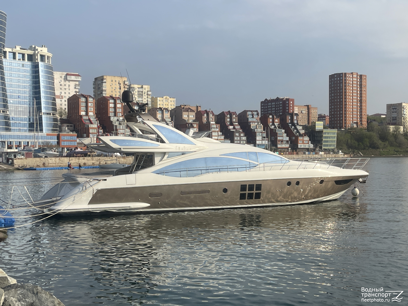 Неопознанное судно - тип Azimut