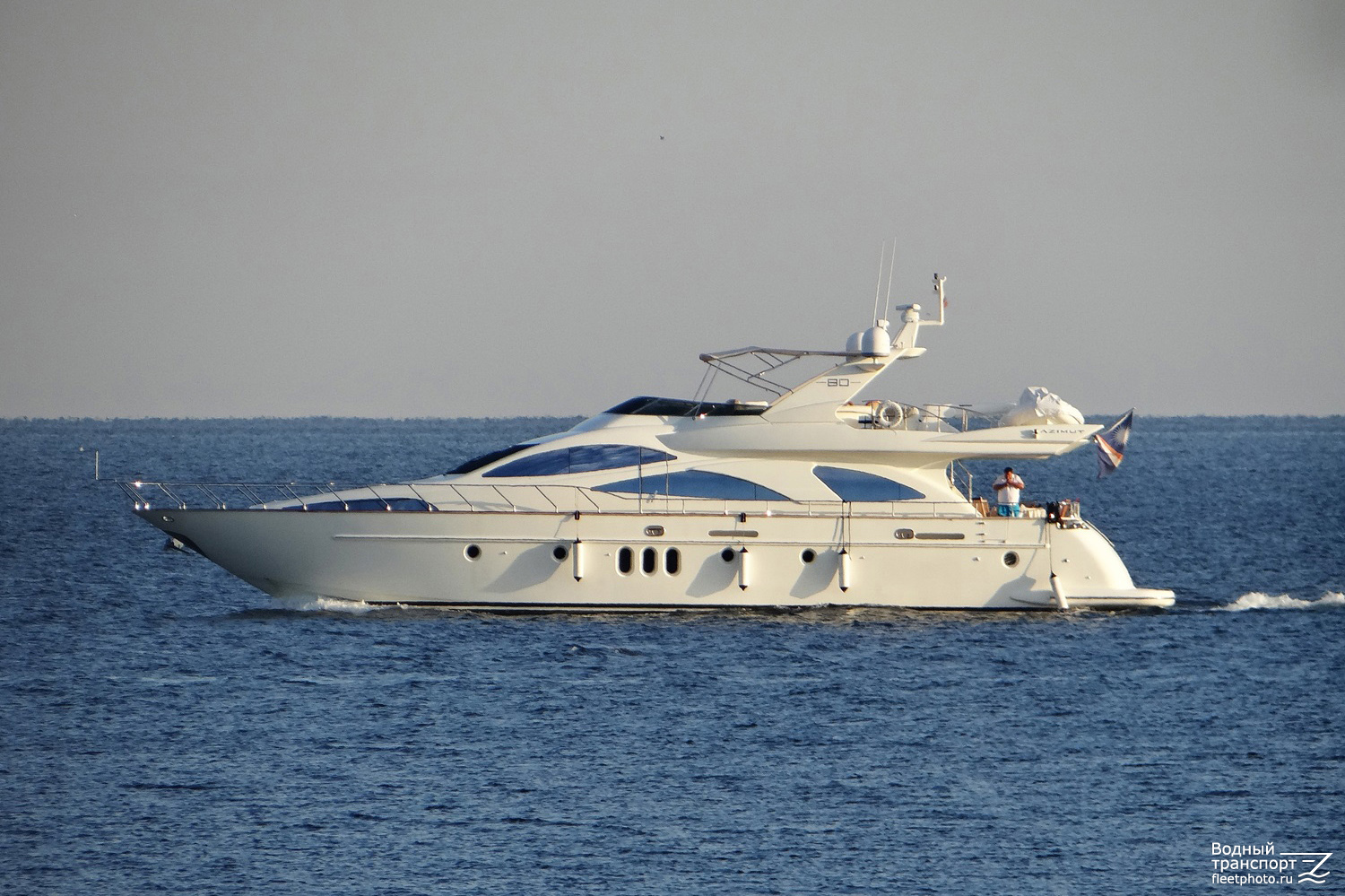Неопознанная яхта - тип Azimut 80