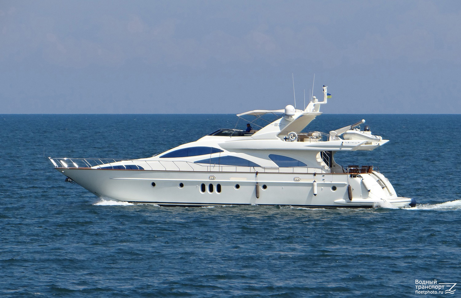 Неопознанная яхта - тип Azimut 80