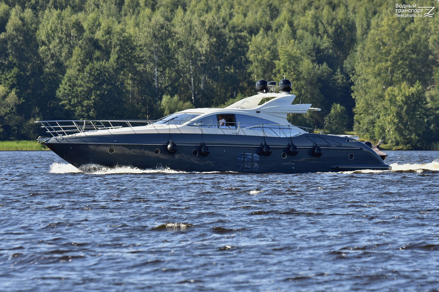 Неопознанная яхта - тип Azimut