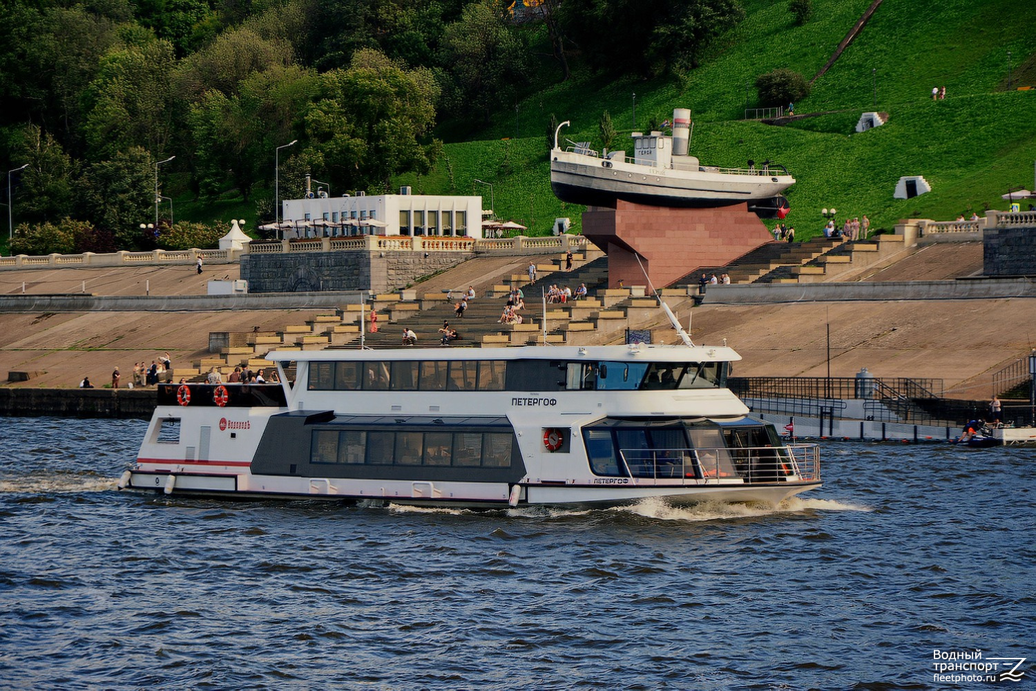 Петергоф, Герой