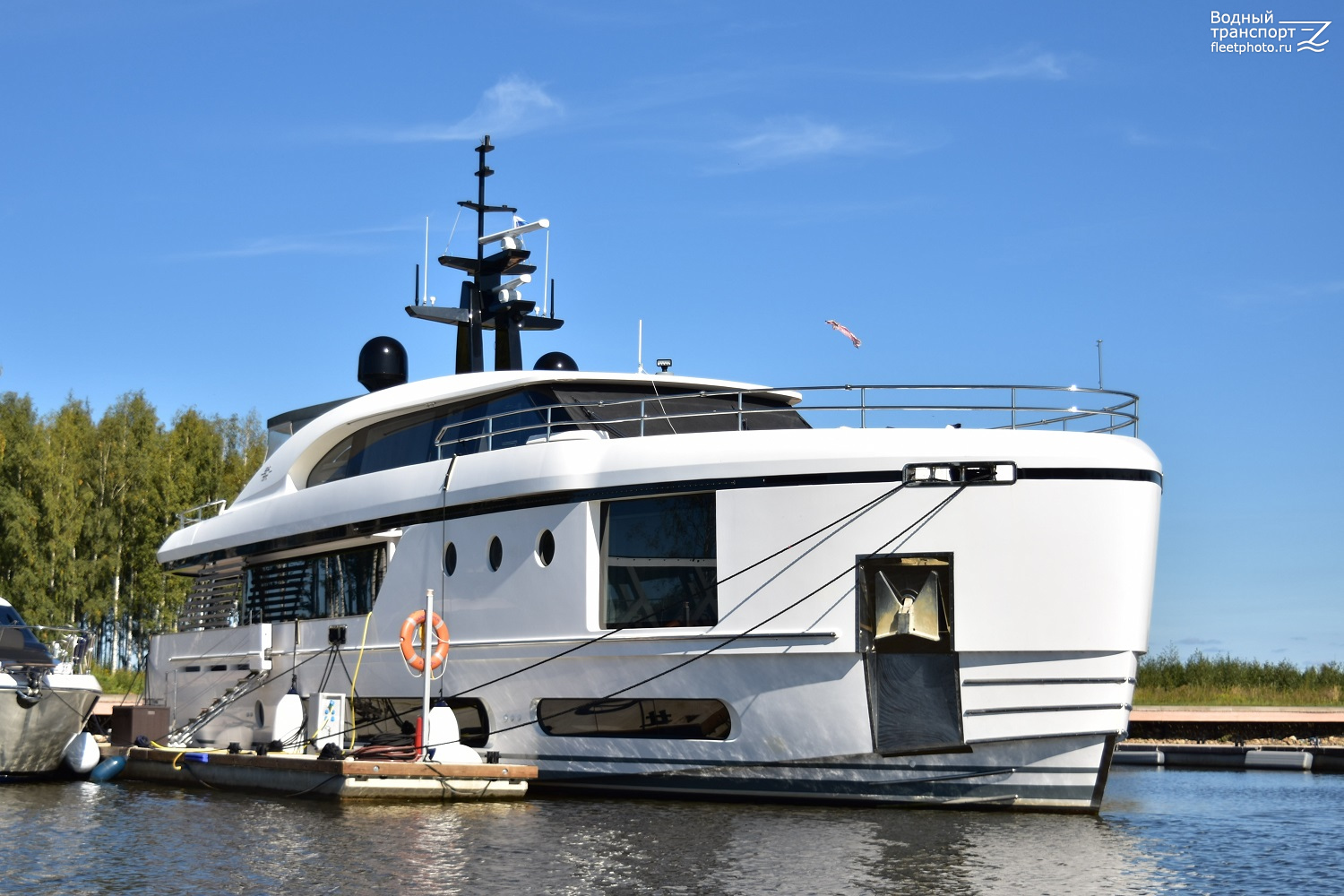 Неопознанная яхта- Azimut Magellano 30M. Неопознанные суда