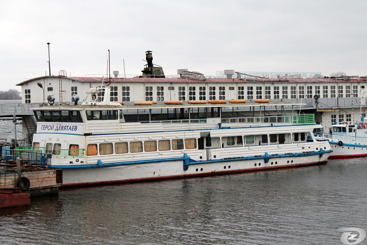 Герой Девятаев