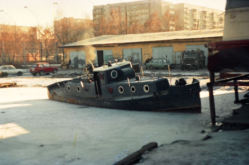 (неопознанное судно - тип МК-75). Неопознанные суда