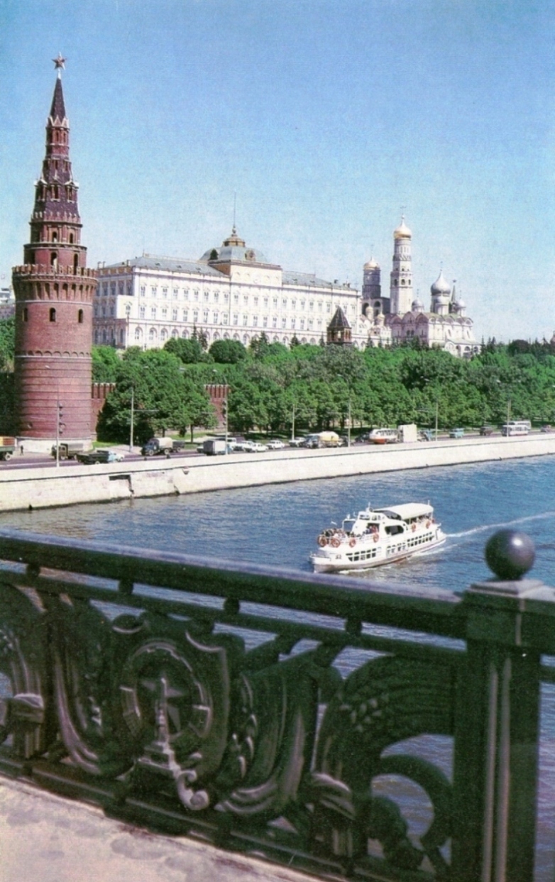 Неопознанное судно - тип Москвич. Книги, фотоальбомы и периодические издания
