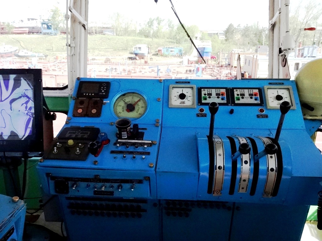Урал-14. Рулевые рубки, посты управления