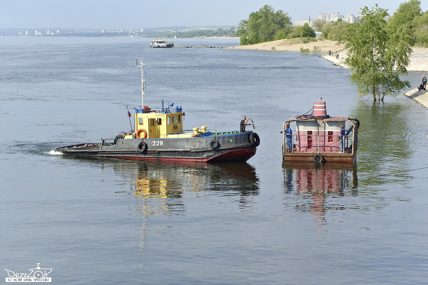 Буксировка баржи по волге