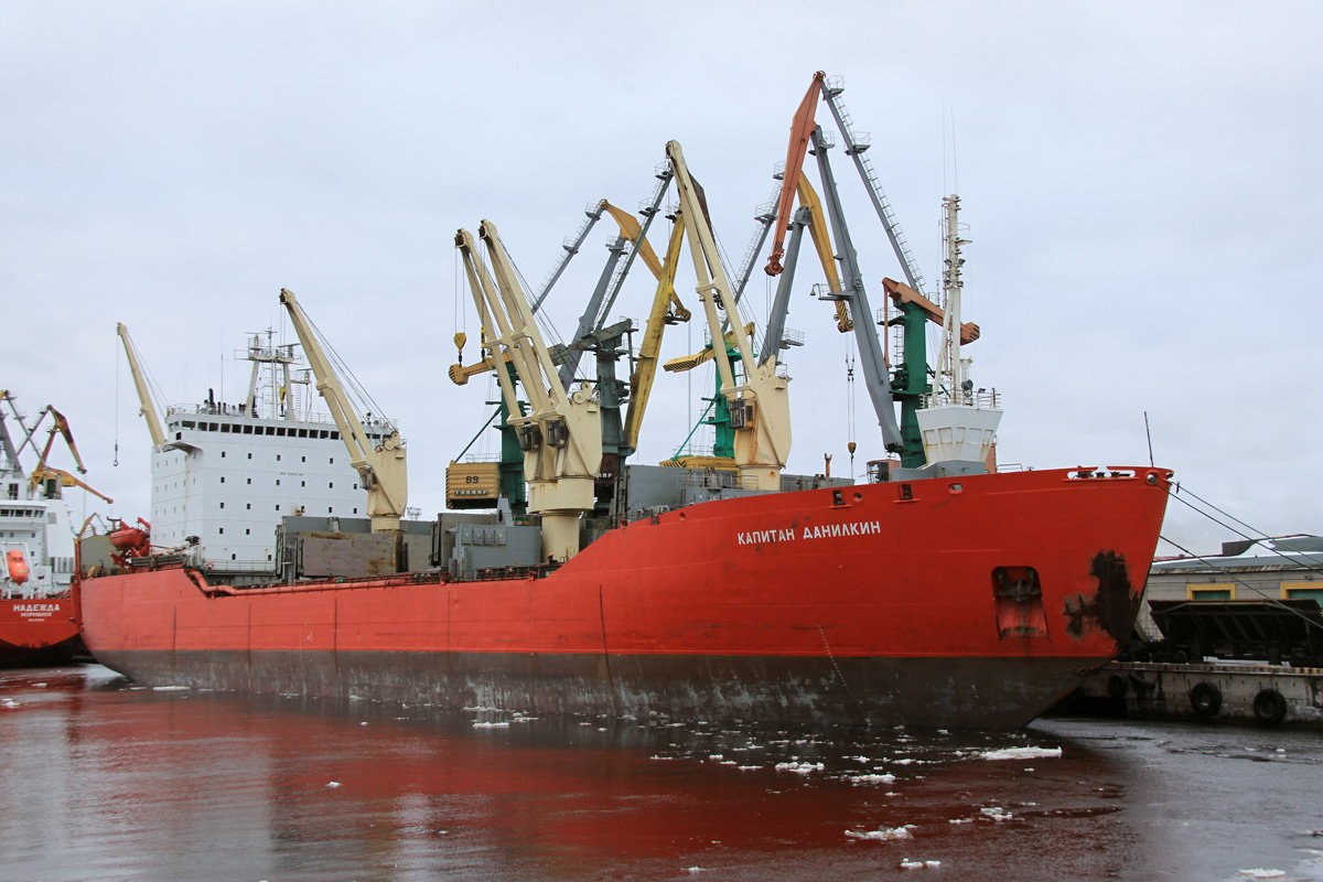 Судно мончегорск. Судно Юрий Аршеневский Мурманское Морское пароходство. Сухогруз Капитан Данилкин. Теплоход Капитан Данилкин. Юрий Аршеневский ледокол.