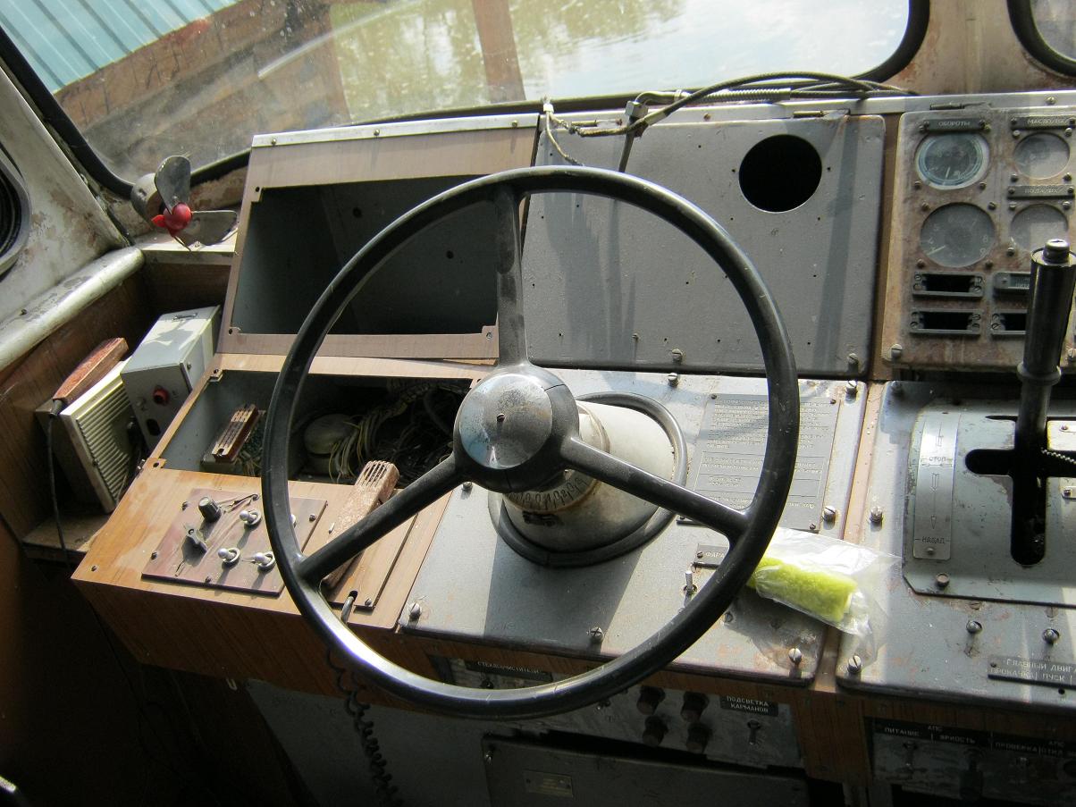 Заря-309Р. Wheelhouses, Control panels