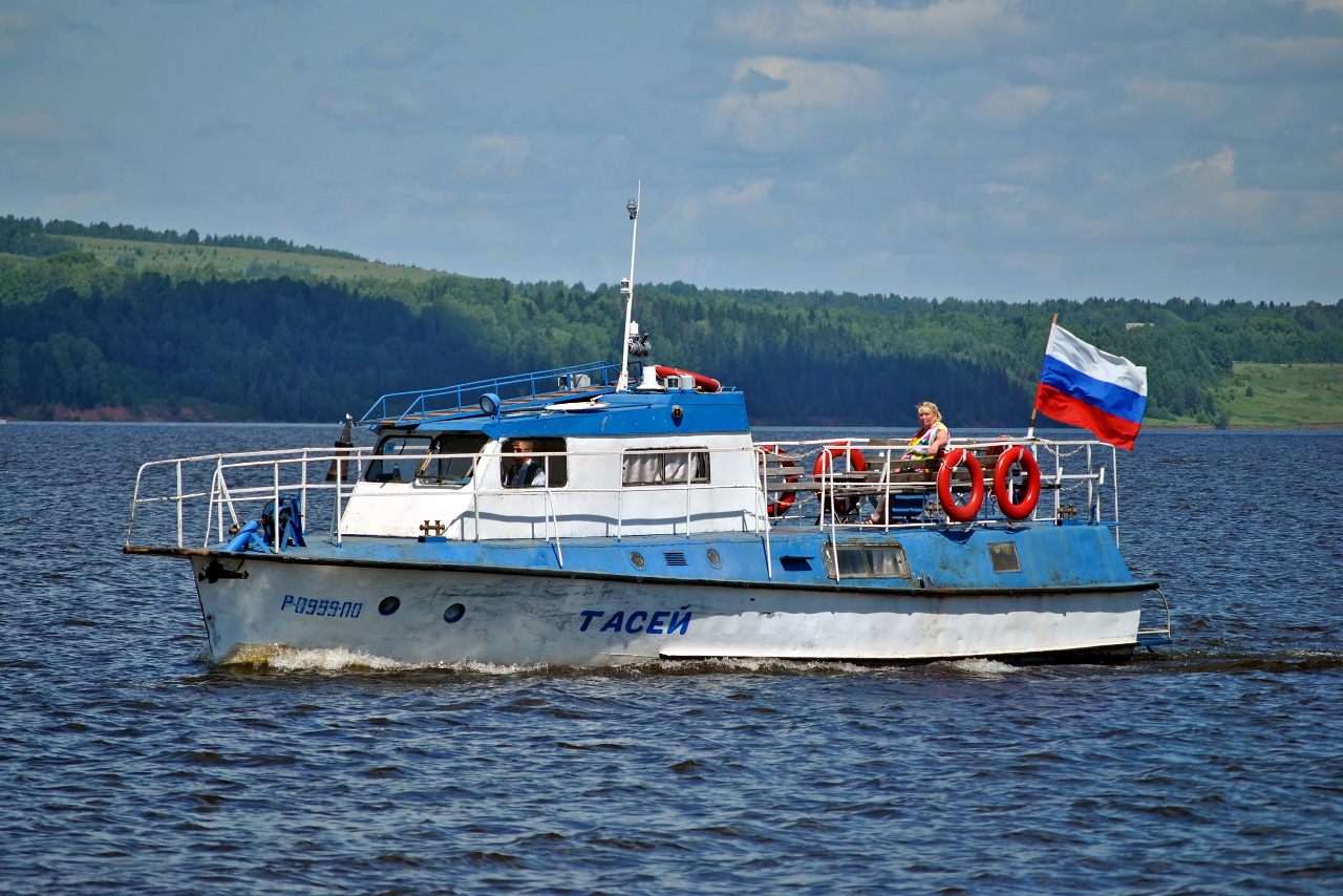 Паром оса. Теплоход Адмиралтеец риф 2. Паром Оса Пермский край.