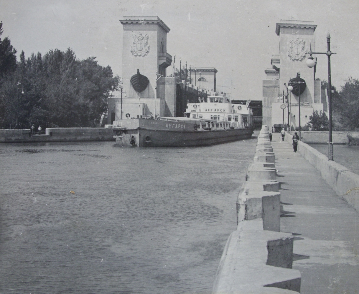 Пустой постамент на набережной Волго-Донского канала