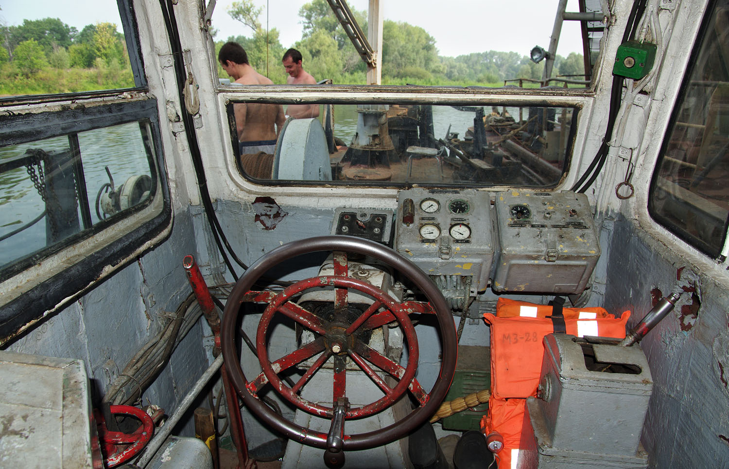 МЗ-28. Wheelhouses, Control panels