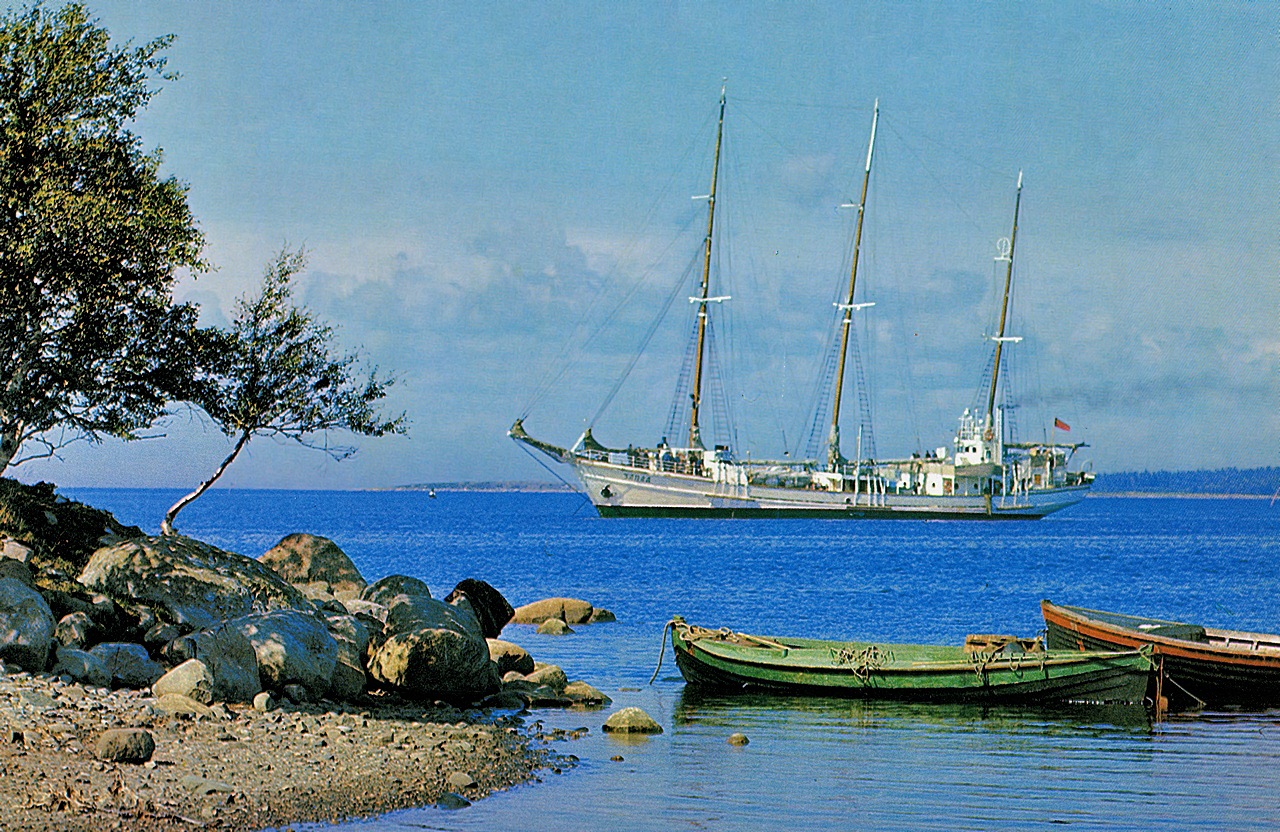 Море шхуны. Шхуна Запад Архангельск. Парусник ..Запад..Архангельск. Судно Запад Архангельск. Шхуна академик Шокальский.