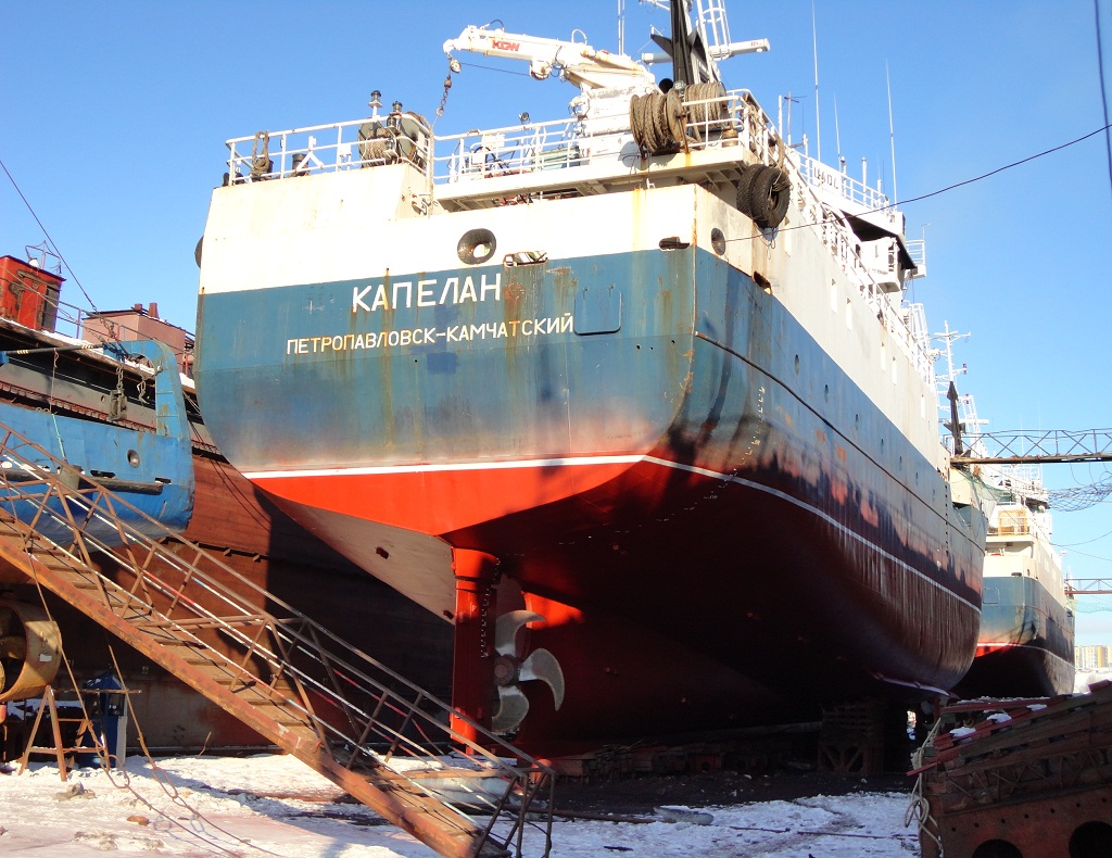 Пароходы петропавловска камчатского. Антиас судно Мурманск. Судно капродон Мурманск. Судно Линдгольм Петропавловск Камчатский. Судно Бриз Мурманск.