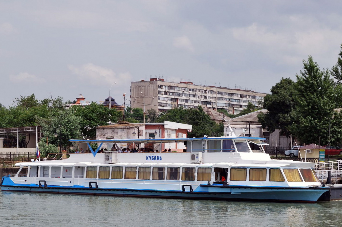 Водный краснодарский край. Речной теплоход Кубань. Теплоход Кубань в Краснодаре. Теплоходы на реке Кубань. Пристань Кубань Краснодар.