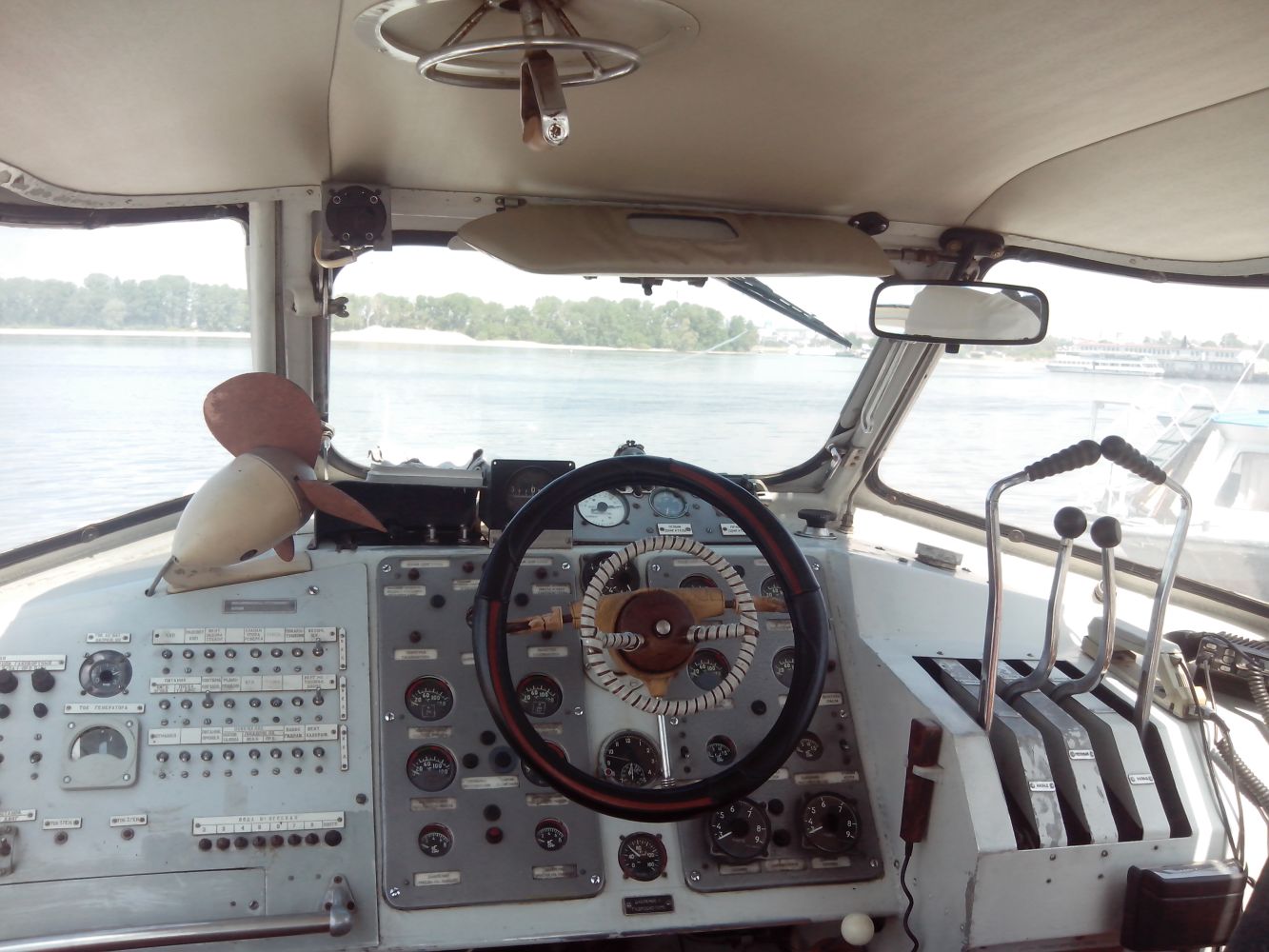 Метеор-249. Wheelhouses, Control panels