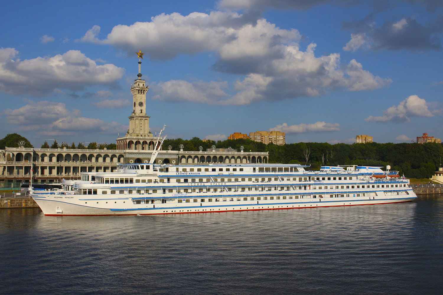 Теплоход леонид красин фото