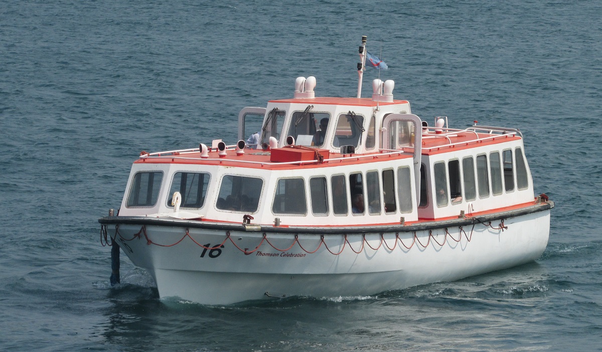 Катер кс 101д. Теплоход бабушкин иркутск. Теплоход севастополец. Морской пассажирский катер. Прогулочный теплоход черноморье проект 227.