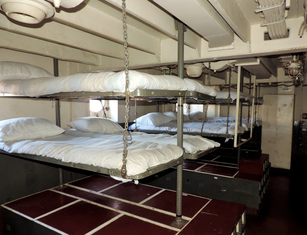 кровать на корабле для матросов