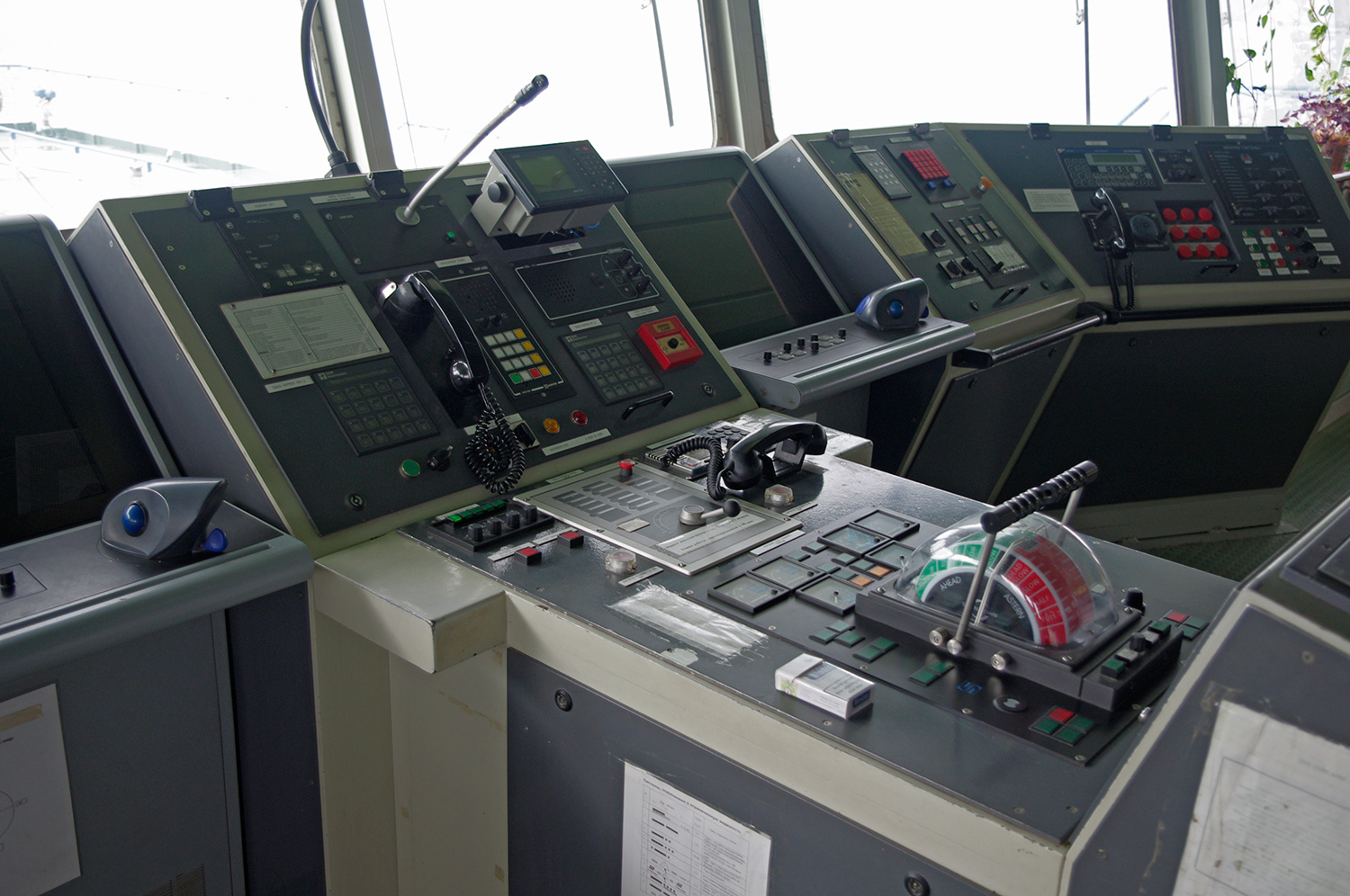Akademik Zarifa Aliyeva. Wheelhouses, Control panels