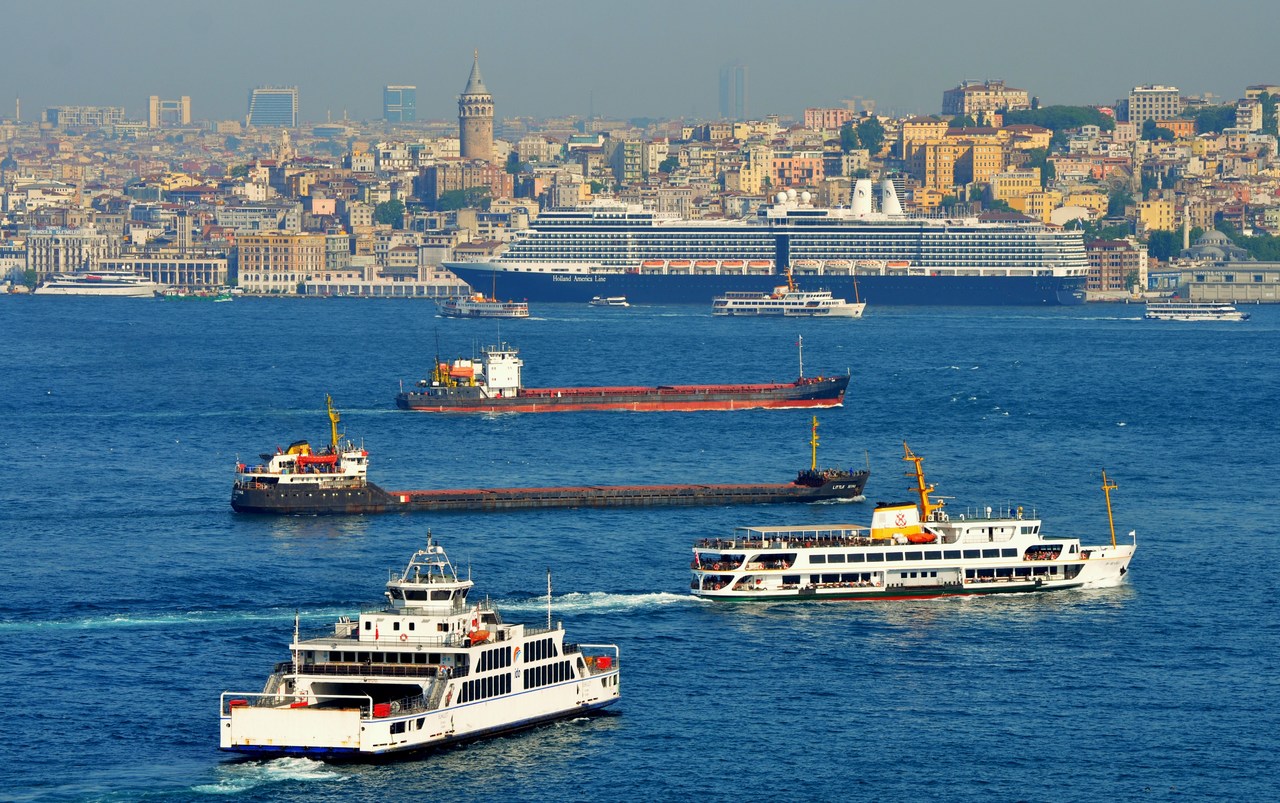 Стамбул находка. Пролив Босфор. Морской вокзал Стамбул. Паром Босфор Восточный. Пролив Босфор паром.