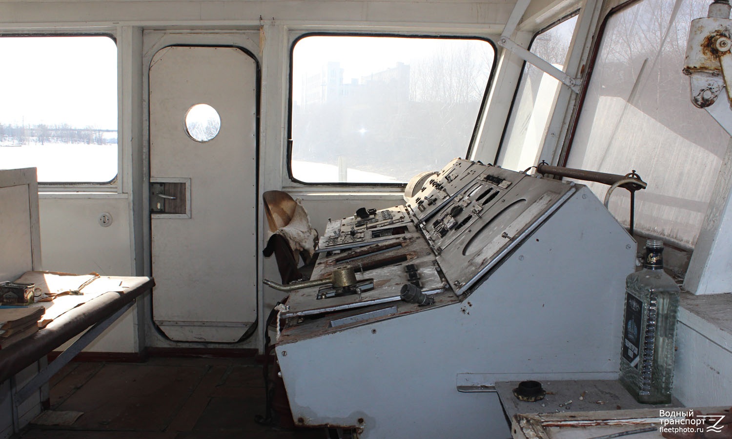 Рейдовый-30. Wheelhouses, Control panels