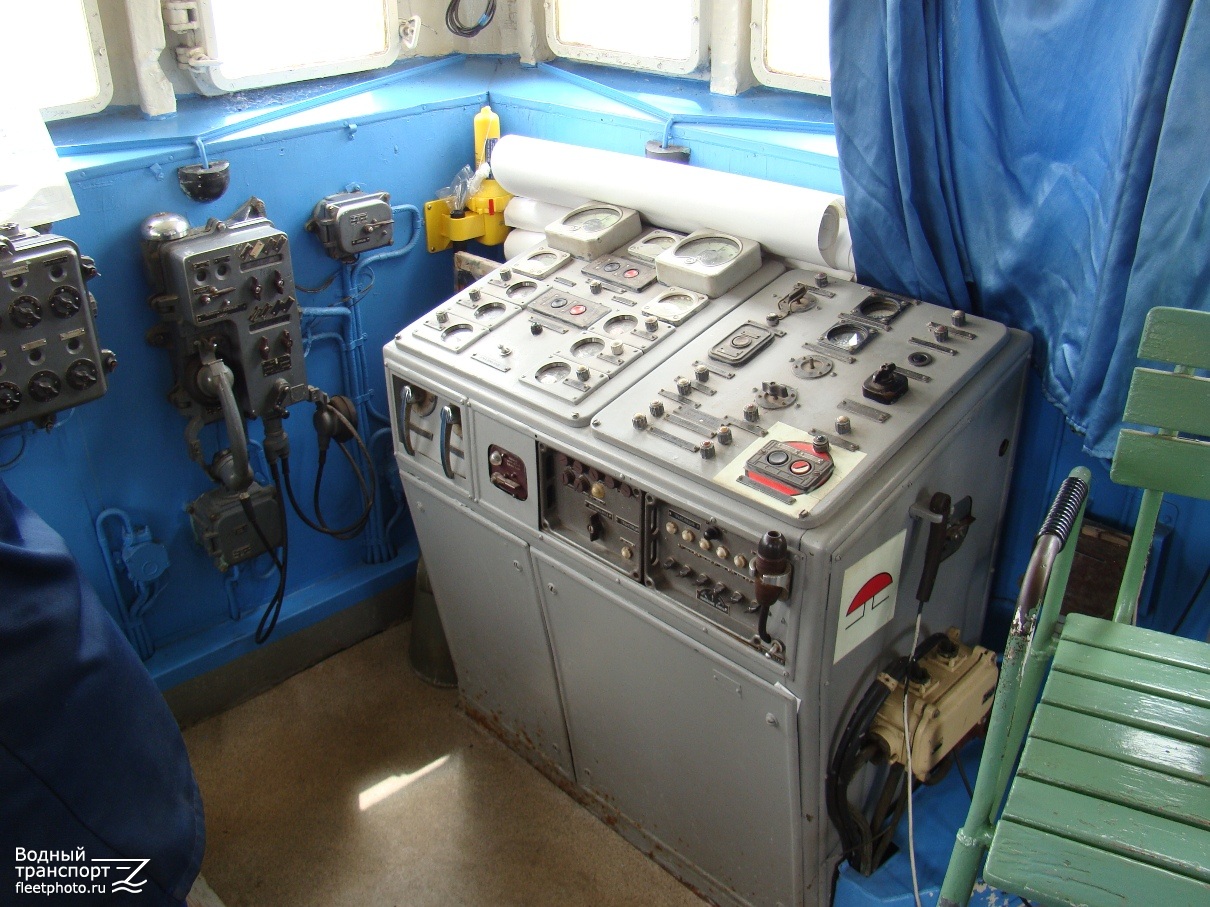 Черноморец-6. Wheelhouses, Control panels