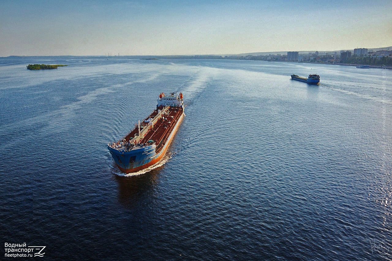 Река Волга корабли