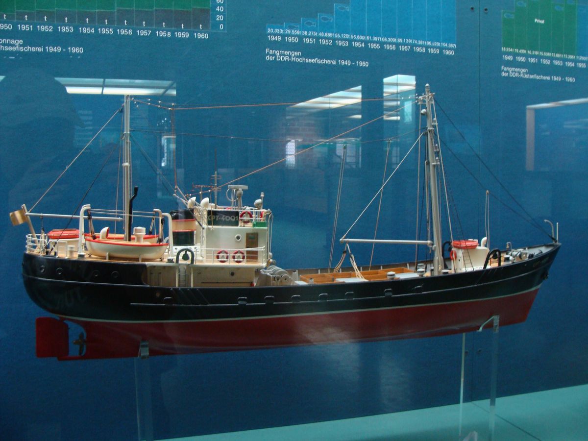 Неопознанное судно - тип СРТ-300, СРТ-400. Модели гражданских судов