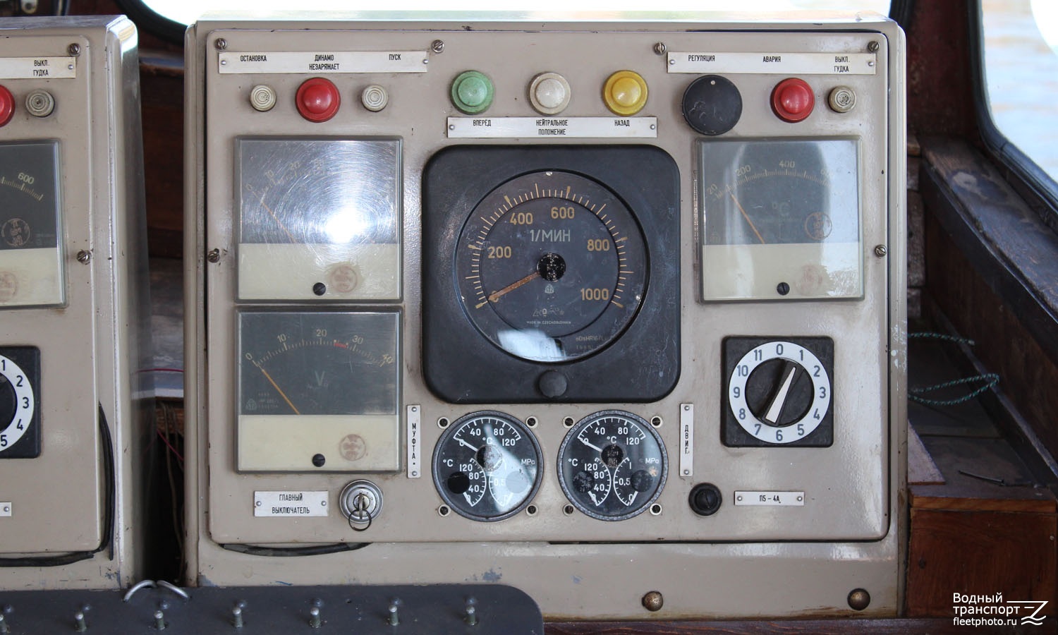 ОМ-135. Wheelhouses, Control panels