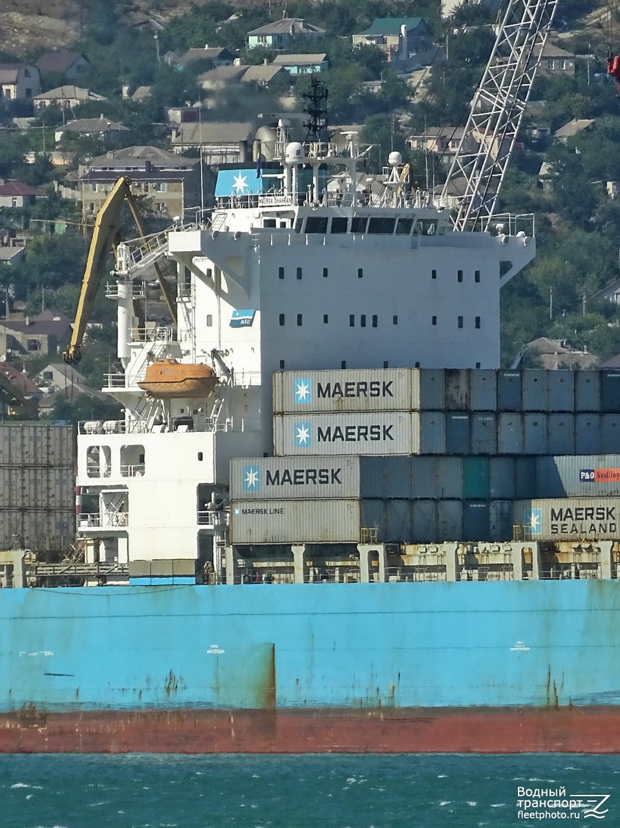 Maersk Dhahran. Vessel superstructures