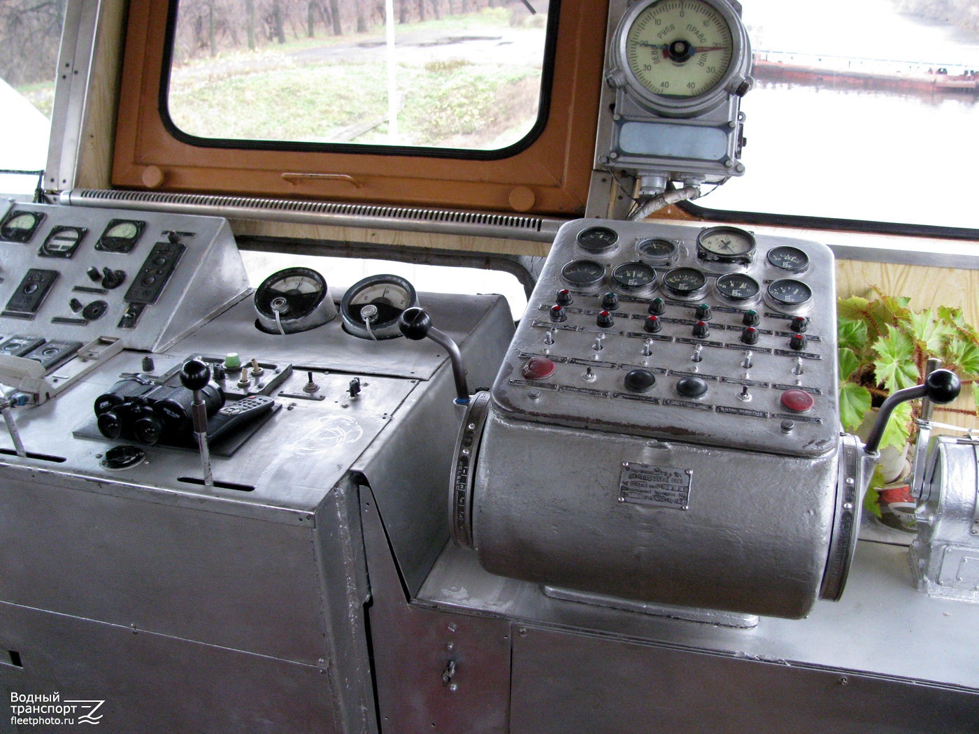 Речной-59. Wheelhouses, Control panels