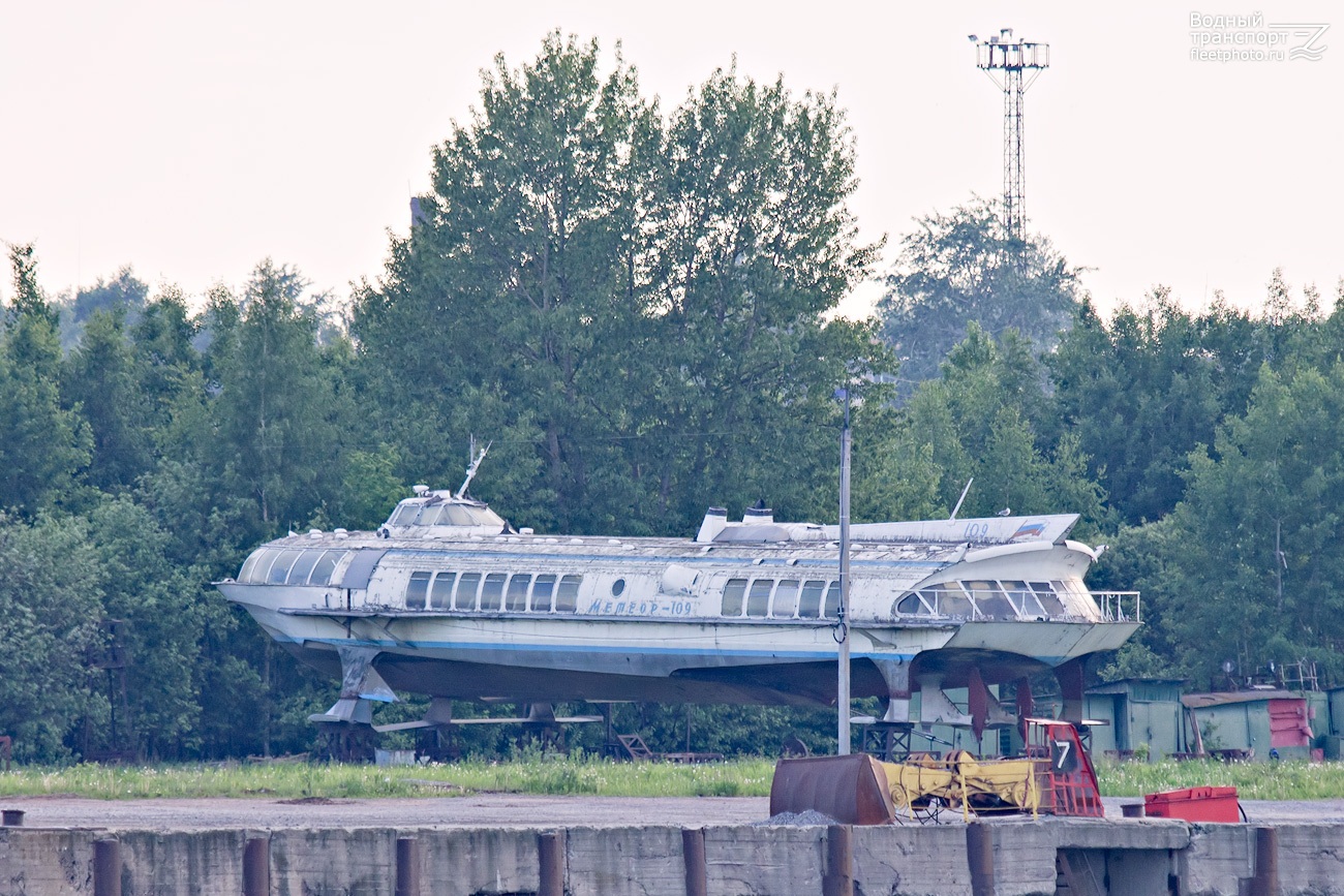 Метеор рыбинск нижний. Теплоход Метеор 109. Метеор 109 Рыбинск. Завод Метеор Рыбинск. Гостиница Метеор Рыбинск.