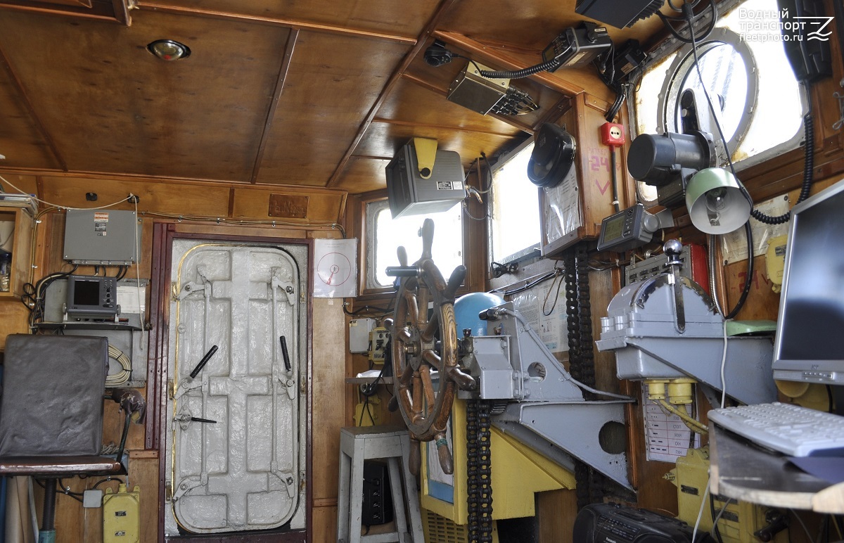 Водолаз-15. Wheelhouses, Control panels