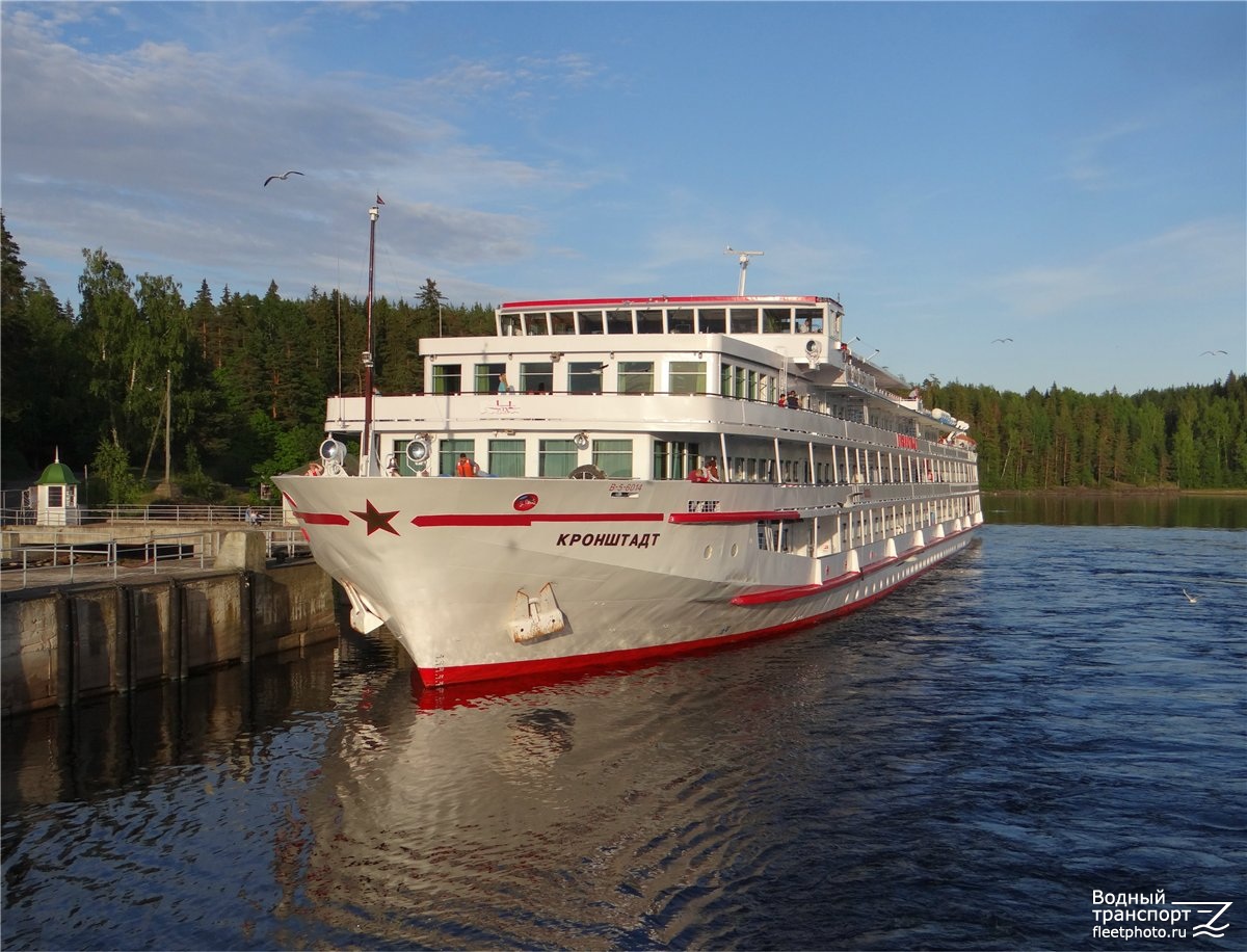 Водоход теплоход кронштадт. Теплоход Кронштадт водоход. Корабль Кронштадт водоход. Речной теплоход Кронштадт. Теплоход Ладожский Валаам.