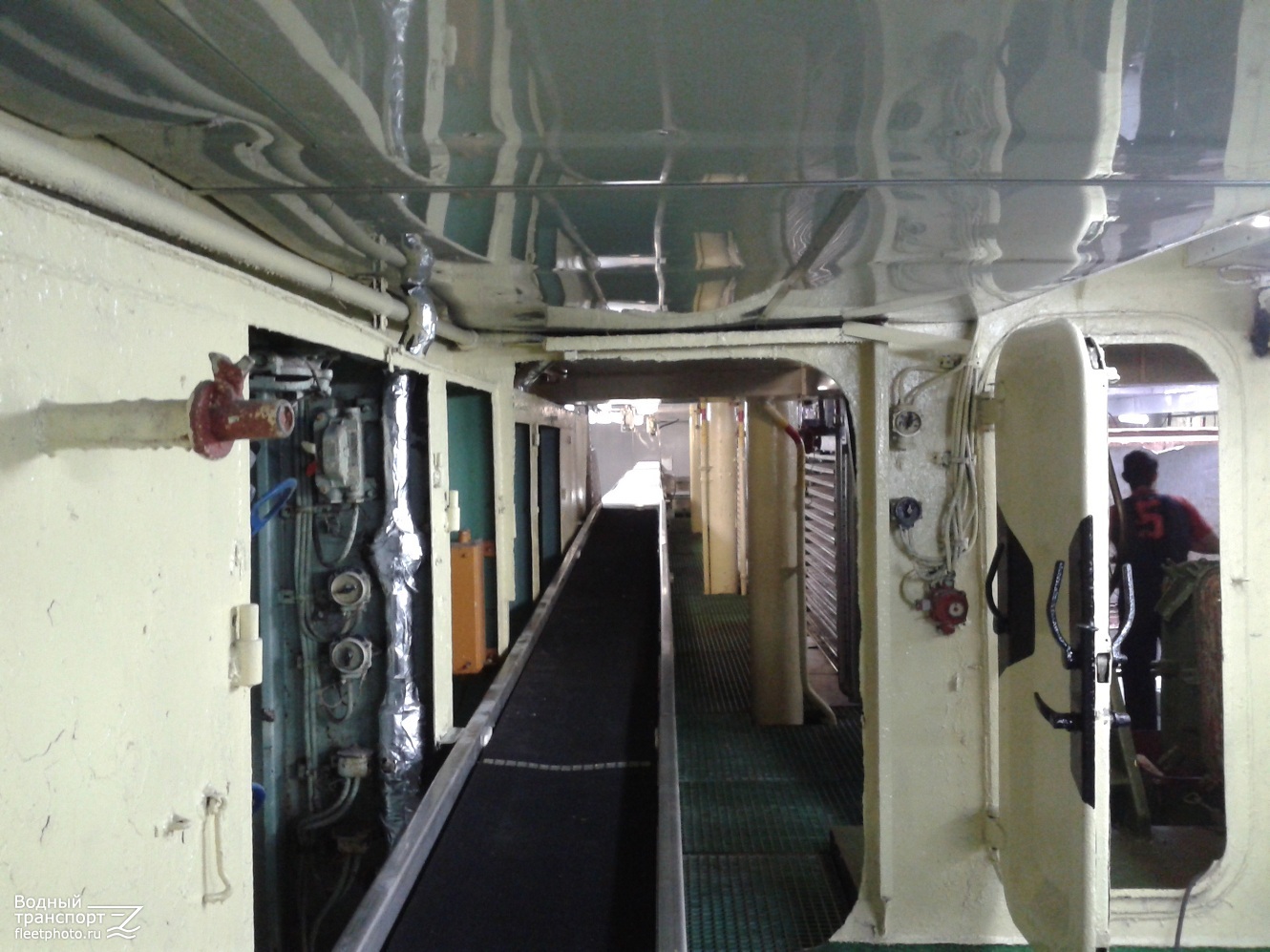 Залив Восток. Internal compartments
